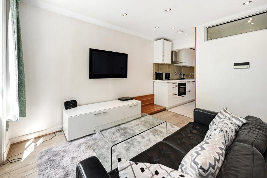 1 bed Mid Terraced House for rent in Chelsea. From Chestertons - South West Prime