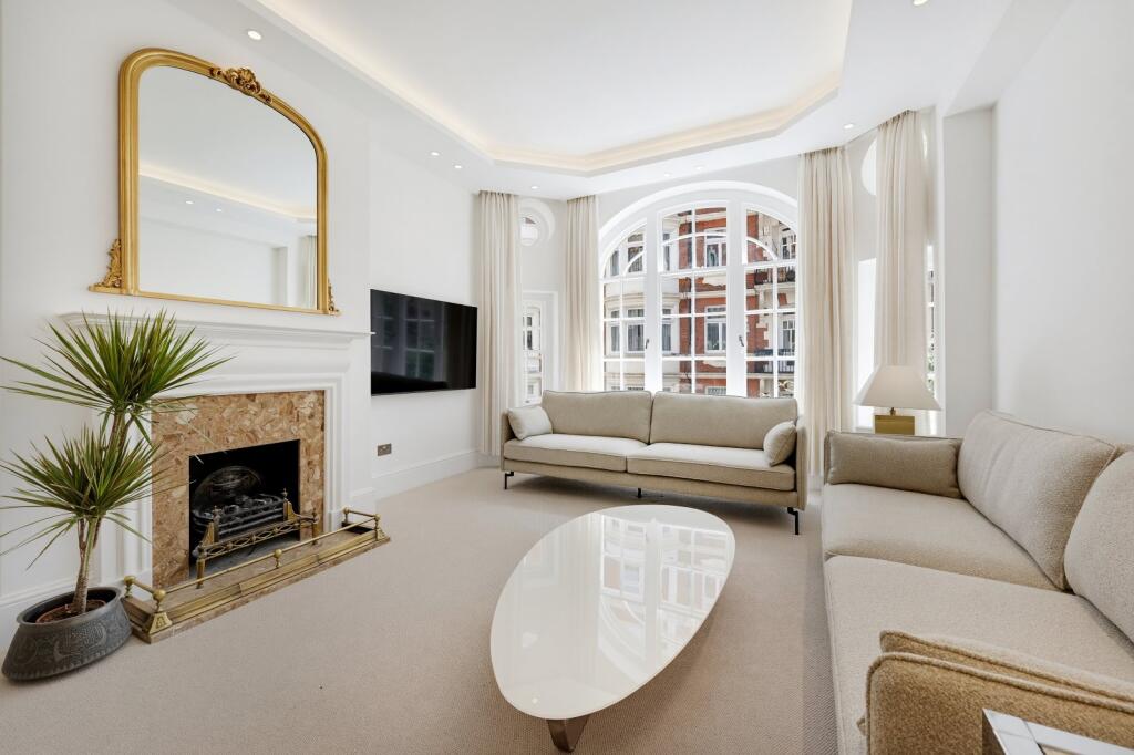 2 bed Mid Terraced House for rent in Chelsea. From Chestertons - South West Prime