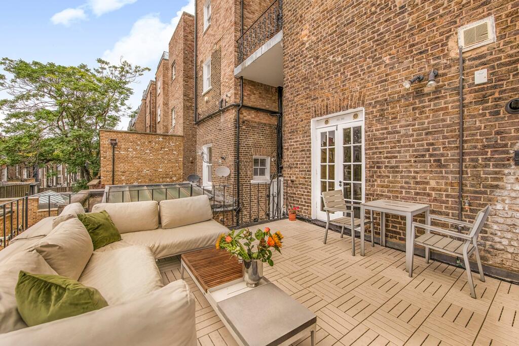 1 bed Mid Terraced House for rent in Chelsea. From Chestertons - South West Prime
