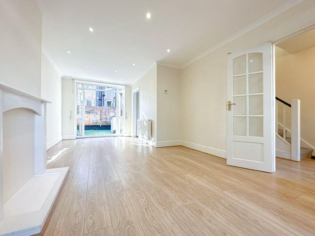 3 bed Detached for rent in Paddington. From Chestertons Estate Agents - Little Venice Lettings