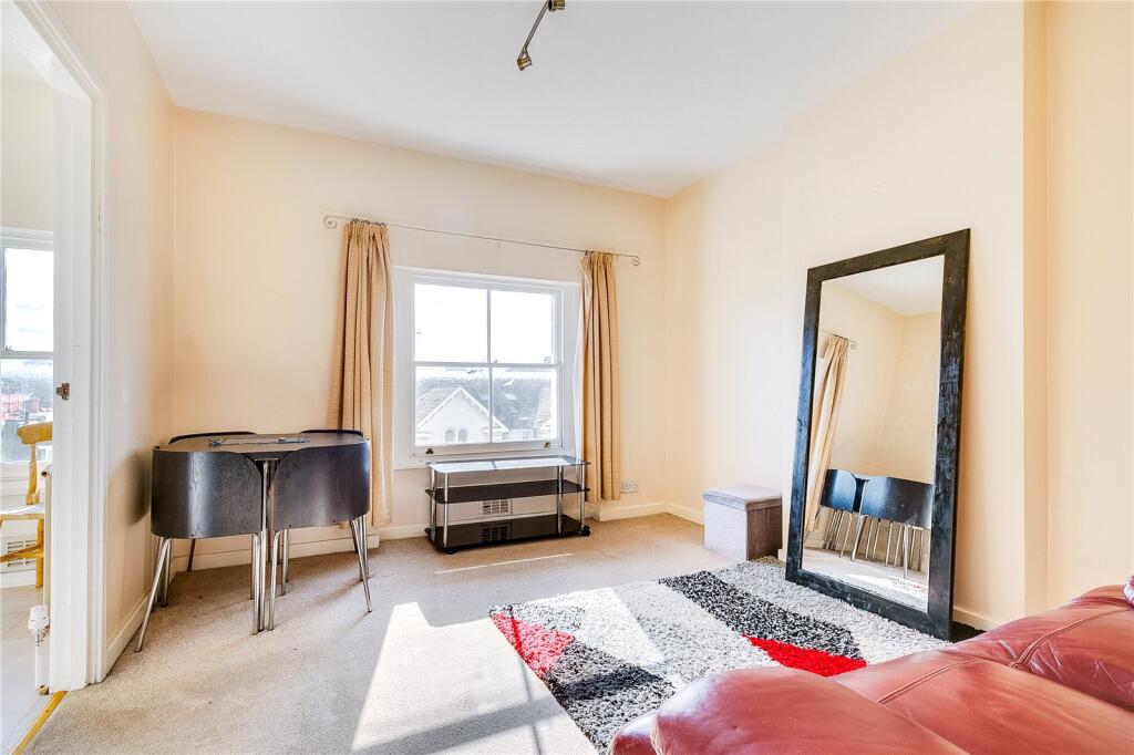 1 bed Mid Terraced House for rent in Paddington. From Chestertons Estate Agents - Notting Hill Lettings