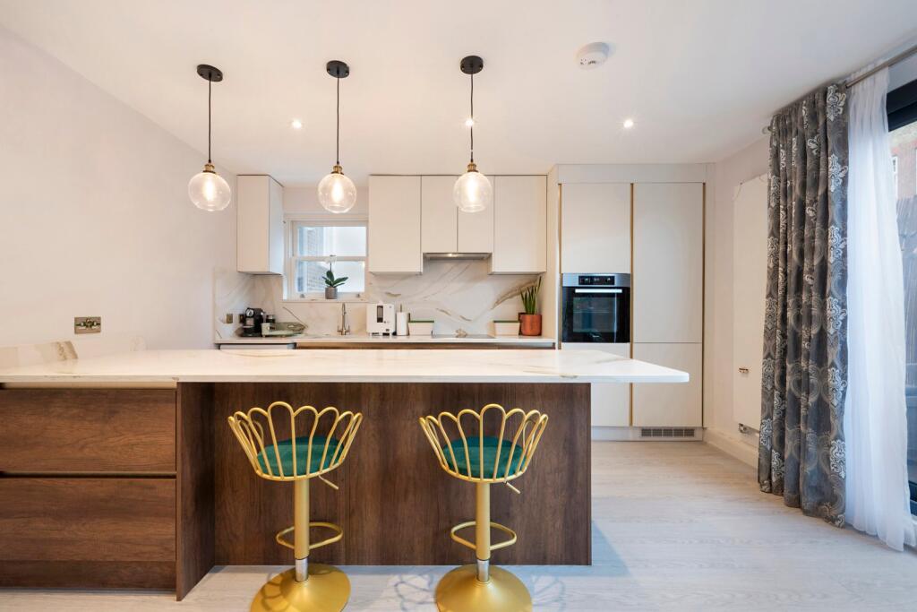 2 bed 1st Floor Flat for rent in Kensington. From Chestertons Estate Agents - Notting Hill Lettings