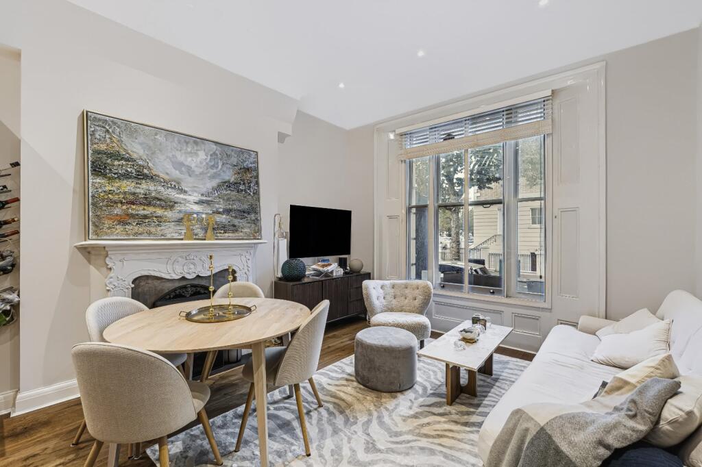 2 bed Mid Terraced House for rent in Kensington. From Chestertons Estate Agents - Notting Hill Lettings