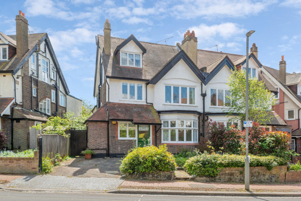 6 bed Semi-Detached House for rent in Putney. From Chestertons Estate Agents - Putney Lettings