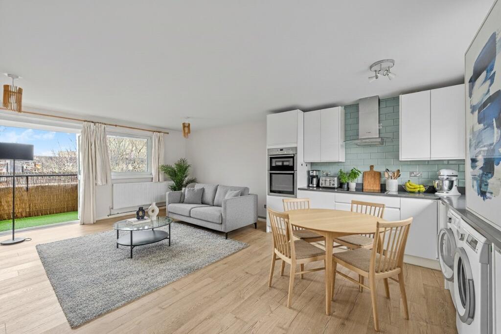 3 bed 1st Floor Flat for rent in Wandsworth. From Chestertons Estate Agents - Putney Lettings