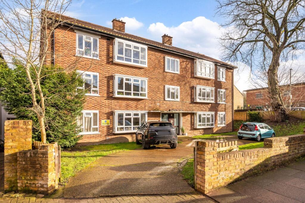 3 bed 1st Floor Flat for rent in Putney. From Chestertons Estate Agents - Putney Lettings 3 bed 1st Floor Flat for rent in Putney. From Chestertons Estate Agents - Putney Lettings
