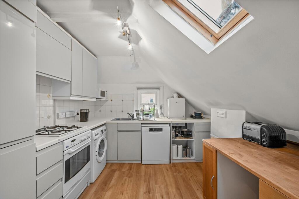 1 bed 1st Floor Flat for rent in Wandsworth. From Chestertons Estate Agents - Putney Lettings