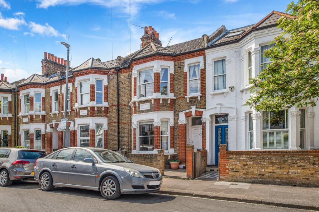 1 bed 1st Floor Flat for rent in Putney. From Chestertons Estate Agents - Putney Lettings