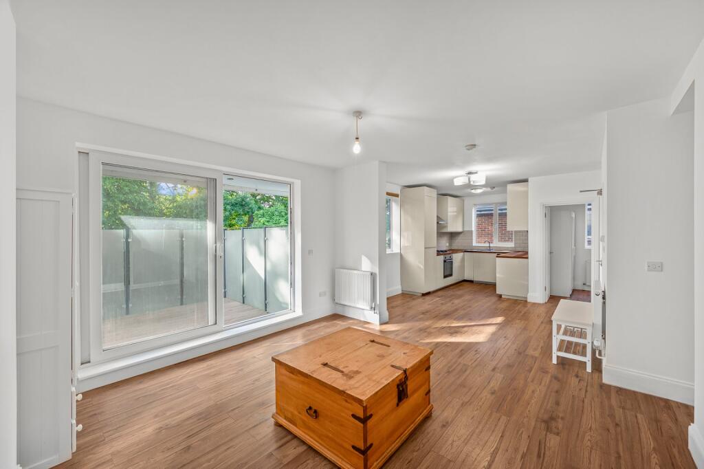 3 bed 1st Floor Flat for rent in Putney. From Chestertons Estate Agents - Putney Lettings 3 bed 1st Floor Flat for rent in Putney. From Chestertons Estate Agents - Putney Lettings
