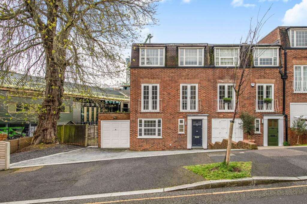 5 bed End of Terrace for rent in Wimbledon. From Chestertons Estate Agents - Putney Lettings 5 bed End of Terrace for rent in Wimbledon. From Chestertons Estate Agents - Putney Lettings