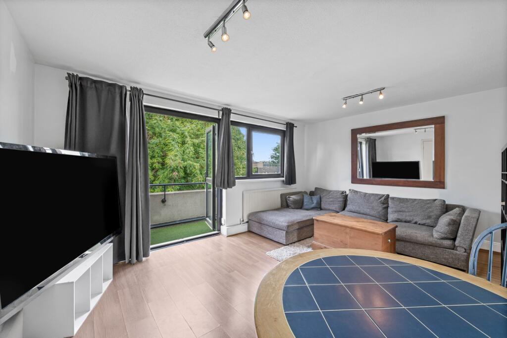 3 bed 1st Floor Flat for rent in Wandsworth. From Chestertons Estate Agents - Putney Lettings