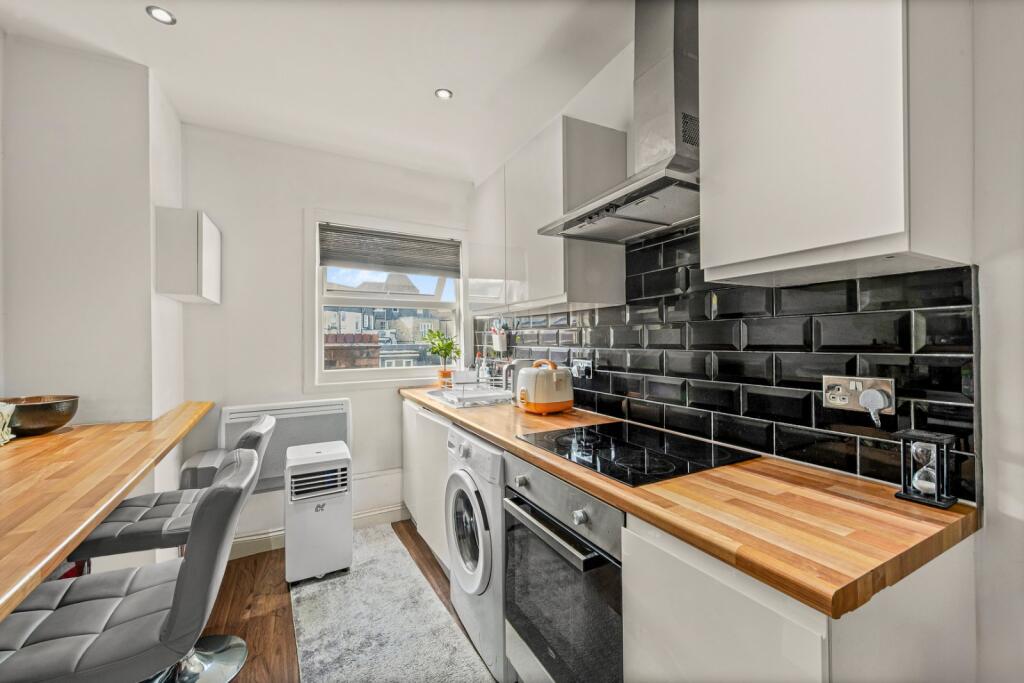 2 bed 1st Floor Flat for rent in Wandsworth. From Chestertons Estate Agents - Putney Lettings