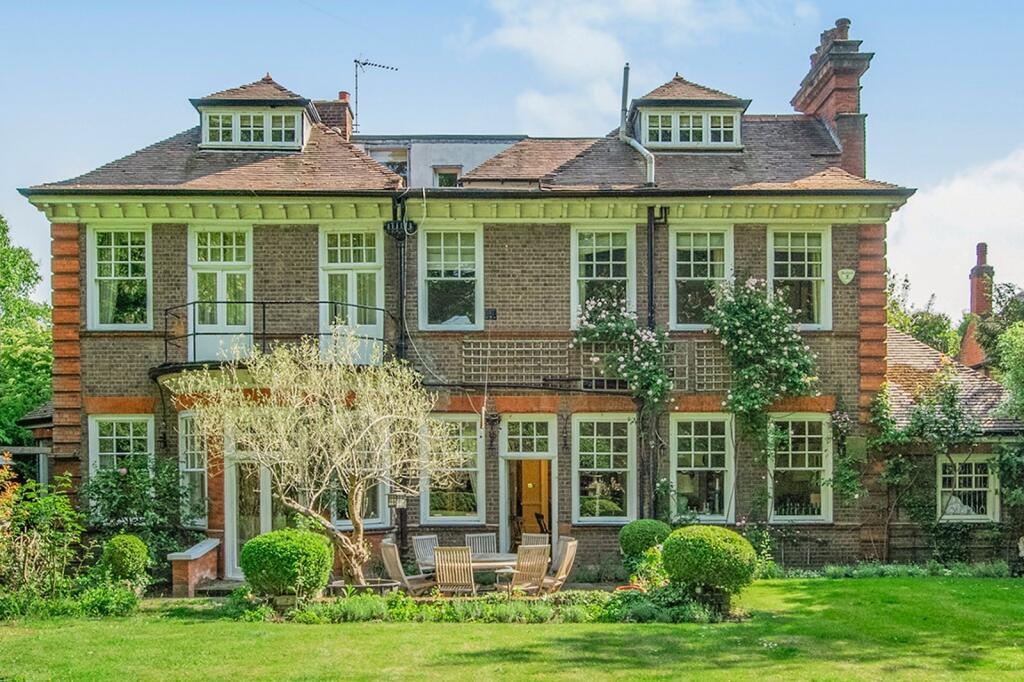 6 bed Detached for rent in Putney. From Chestertons Estate Agents - Putney Lettings