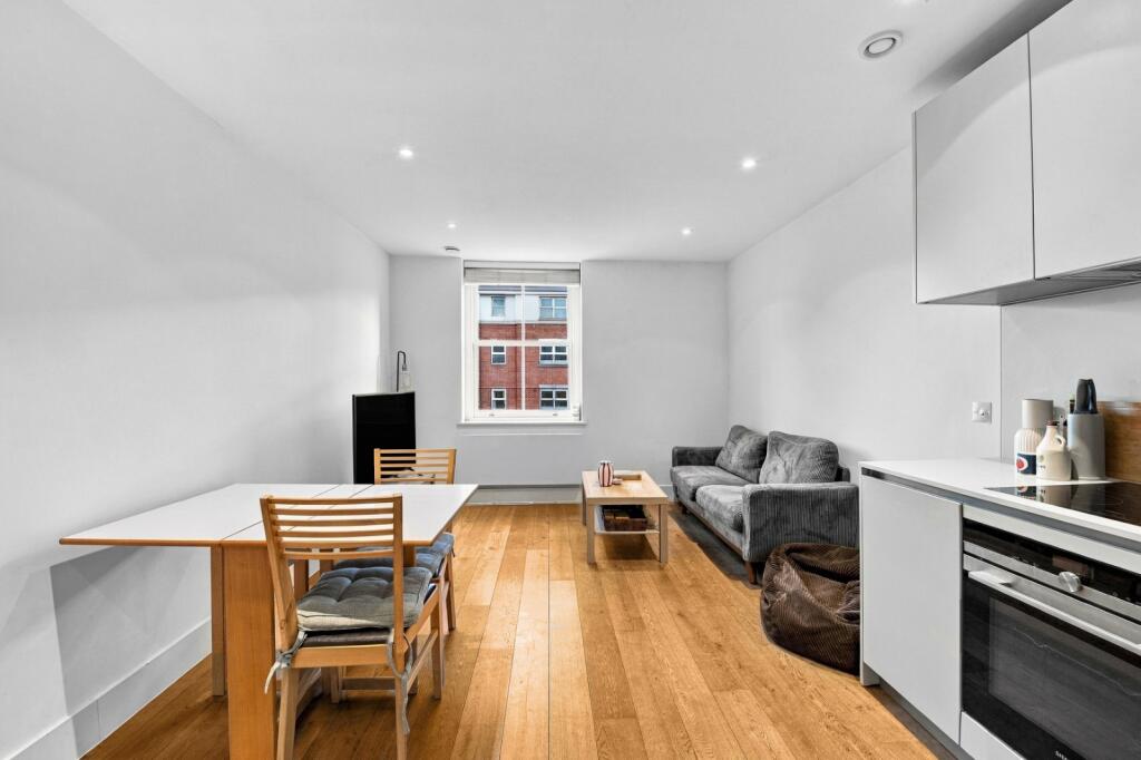 1 bed 1st Floor Flat for rent in Putney. From Chestertons Estate Agents - Putney Lettings