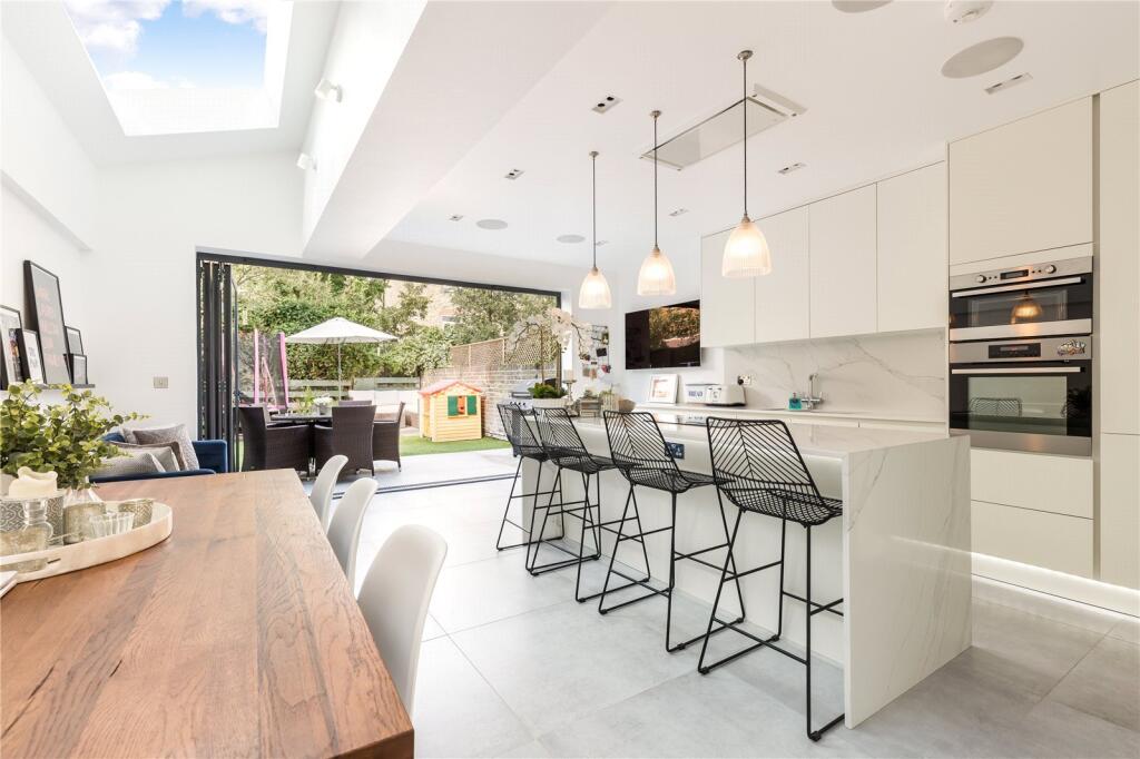 5 bed Mid Terraced House for rent in Putney. From Chestertons Estate Agents - Putney Lettings