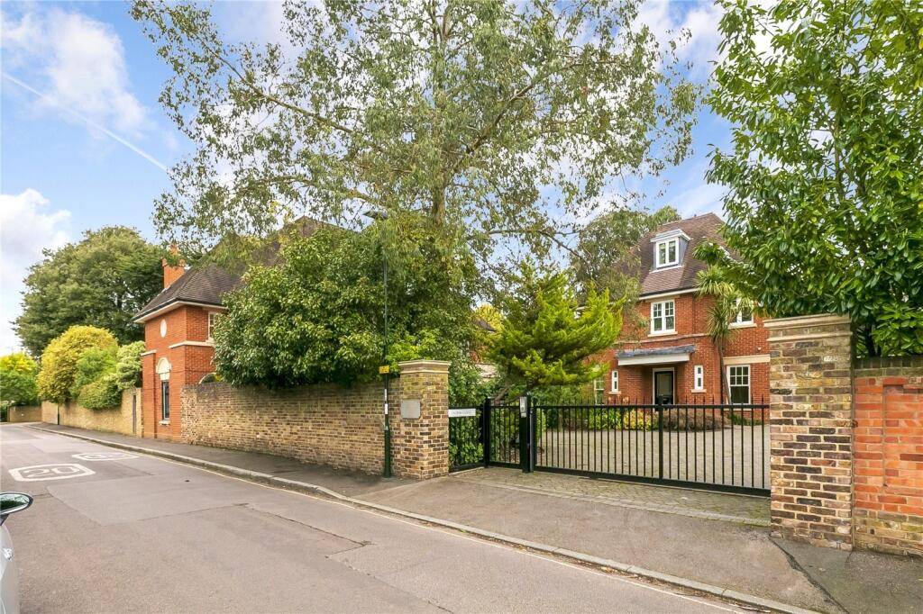 5 bed Semi-Detached House for rent in Twickenham. From Chestertons Estate Agents - Richmond Lettings