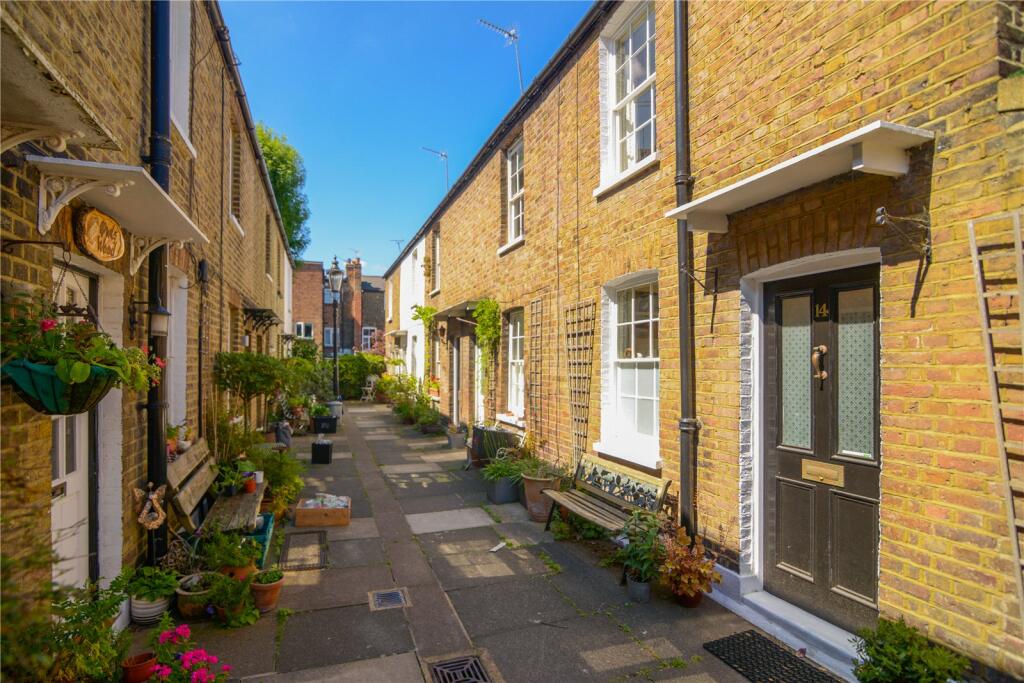 2 bed Mid Terraced House for rent in Richmond. From Chestertons Estate Agents - Richmond Lettings