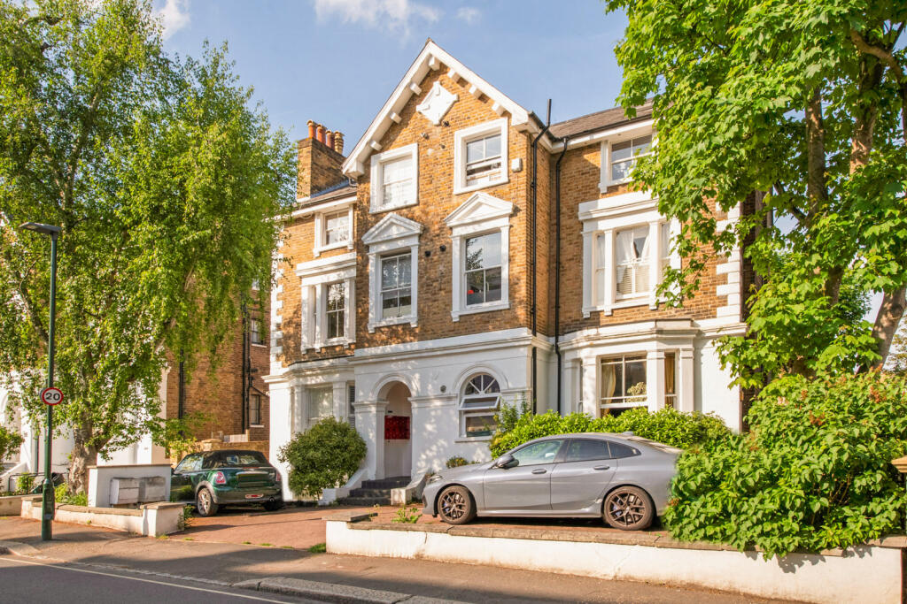 3 bed 1st Floor Flat for rent in Richmond. From Chestertons Estate Agents - Richmond Lettings