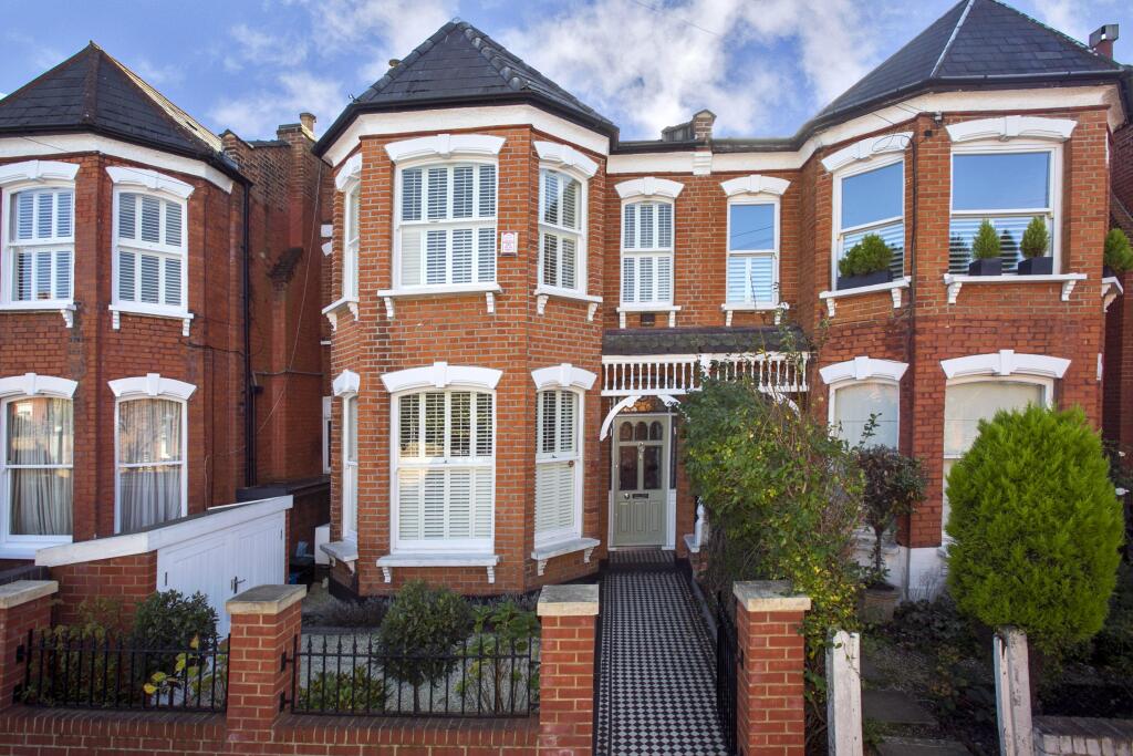 4 bed Mid Terraced House for rent in Twickenham. From Chestertons Estate Agents - Richmond Lettings