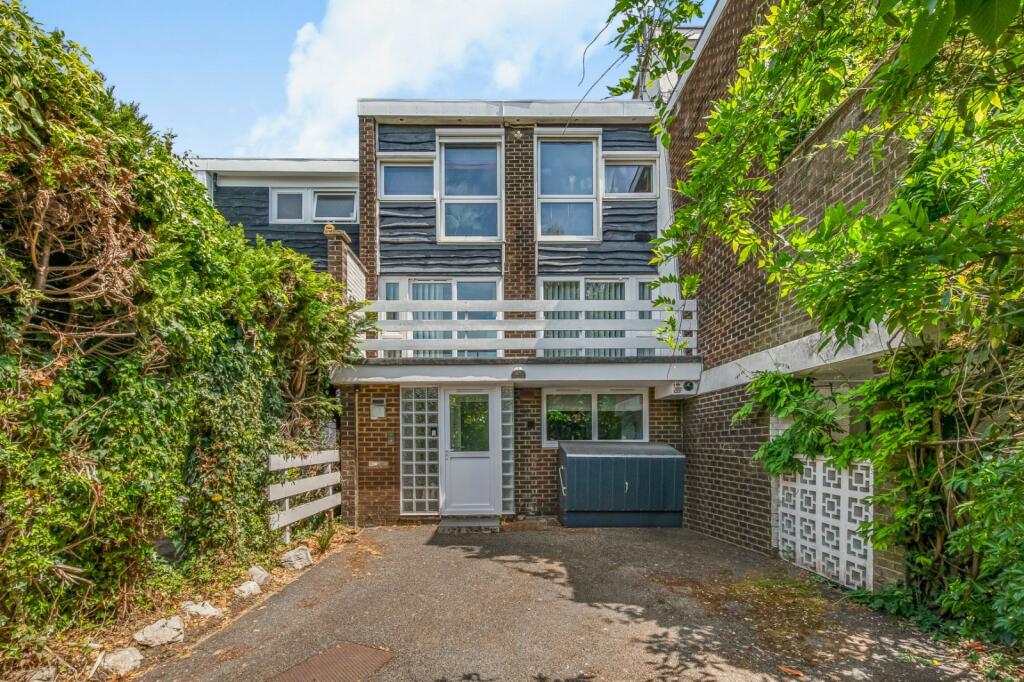 5 bed Detached for rent in Kingston upon Thames. From Chestertons Estate Agents - Richmond Lettings 5 bed Detached for rent in Kingston upon Thames. From Chestertons Estate Agents - Richmond Lettings