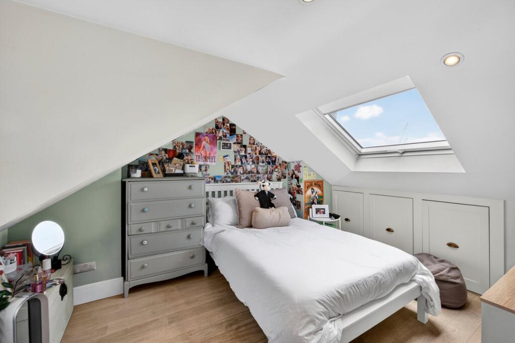4 bed Mid Terraced House for rent in Twickenham. From Chestertons Estate Agents - Richmond Lettings 4 bed Mid Terraced House for rent in Twickenham. From Chestertons Estate Agents - Richmond Lettings