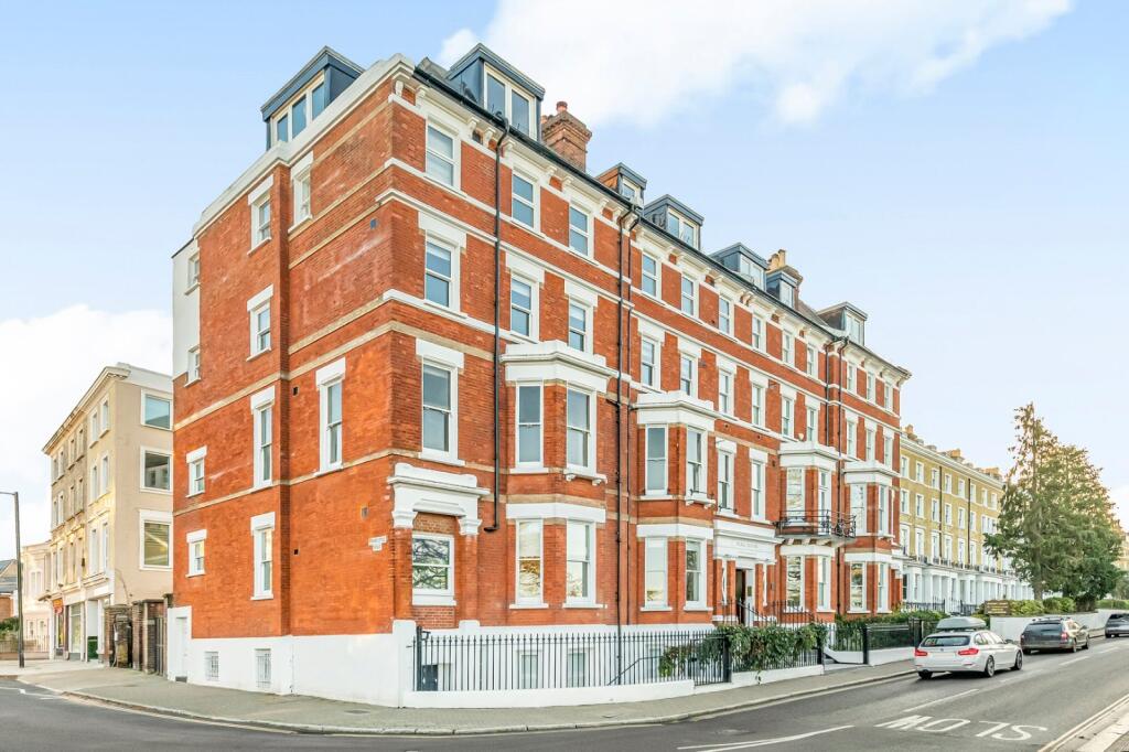 3 bed 1st Floor Flat for rent in Richmond. From Chestertons Estate Agents - Richmond Lettings 3 bed 1st Floor Flat for rent in Richmond. From Chestertons Estate Agents - Richmond Lettings