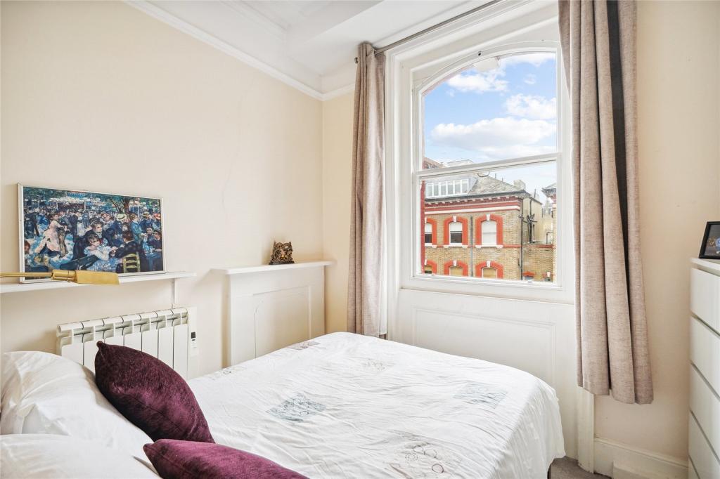 1 bed Mid Terraced House for rent in Chelsea. From Chestertons Estate Agents - South Kensington Lettings