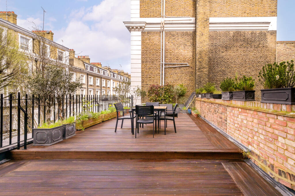 3 bed Flat for rent in Chelsea. From Chestertons Estate Agents - South Kensington Lettings