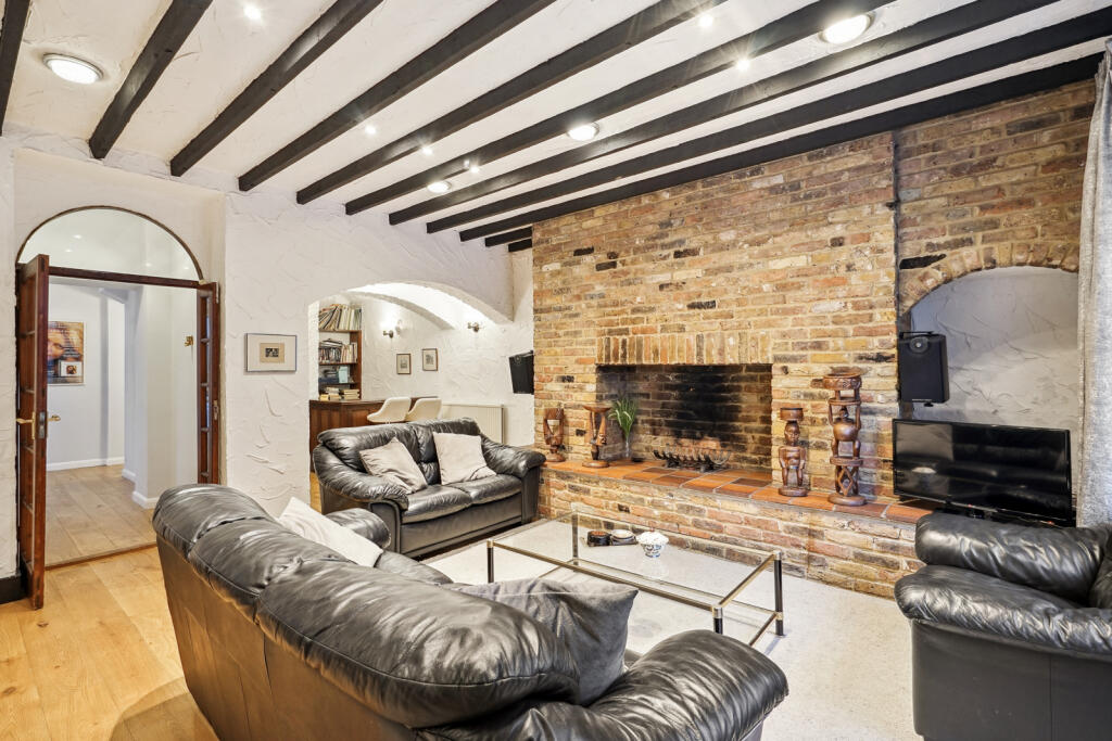 3 bed 1st Floor Flat for rent in Kensington. From Chestertons Estate Agents - South Kensington Lettings