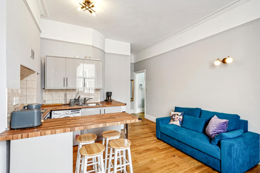 1 bed 1st Floor Flat for rent in Kensington. From Chestertons Estate Agents - South Kensington Lettings