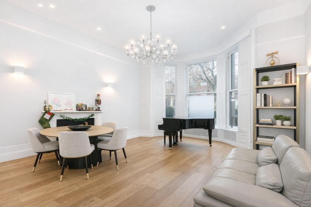 2 bed 1st Floor Flat for rent in Kensington. From Chestertons Estate Agents - South Kensington Lettings