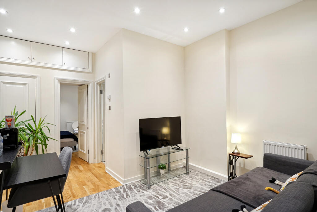 2 bed 1st Floor Flat for rent in Kensington. From Chestertons Estate Agents - South Kensington Lettings
