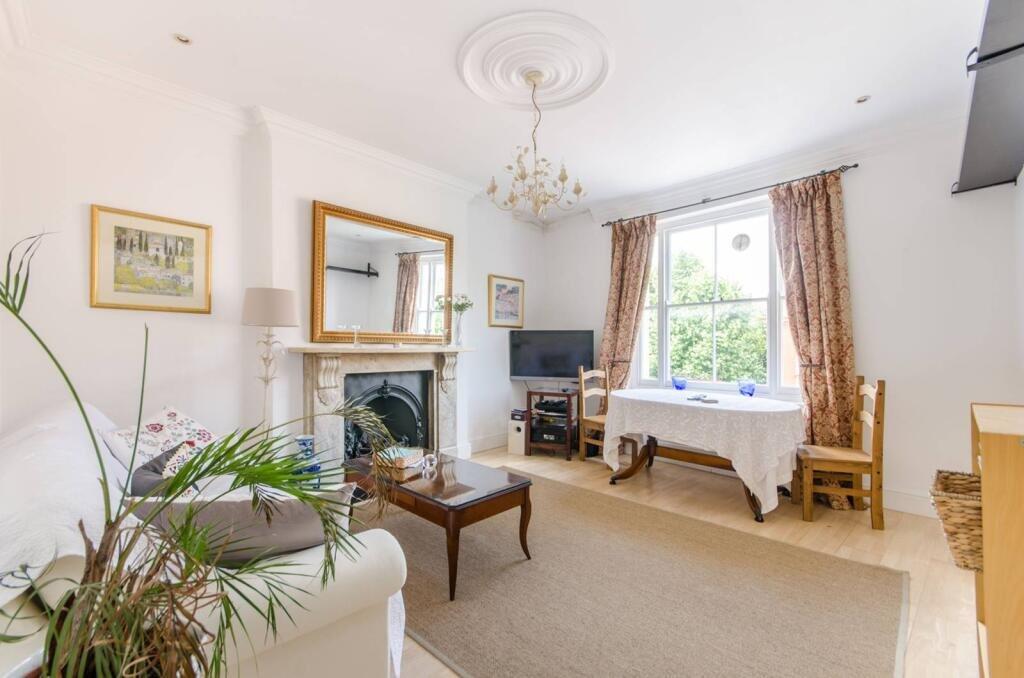 2 bed 1st Floor Flat for rent in Kensington. From Chestertons Estate Agents - South Kensington Lettings