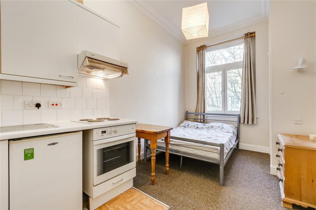 4 bed 1st Floor Flat for rent in Kensington. From Chestertons Estate Agents - South Kensington Lettings 4 bed 1st Floor Flat for rent in Kensington. From Chestertons Estate Agents - South Kensington Lettings