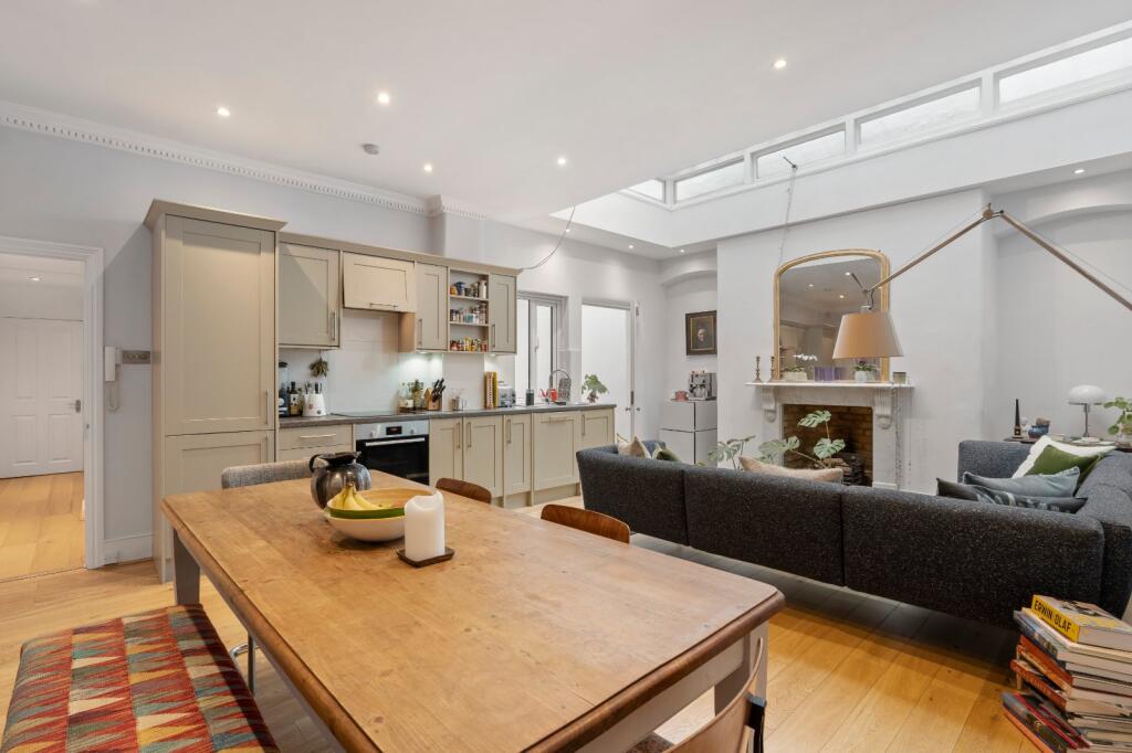 3 bed 1st Floor Flat for rent in Chelsea. From Chestertons Estate Agents - South Kensington Lettings