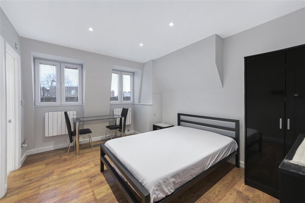 4 bed 1st Floor Flat for rent in Kensington. From Chestertons Estate Agents - South Kensington Lettings