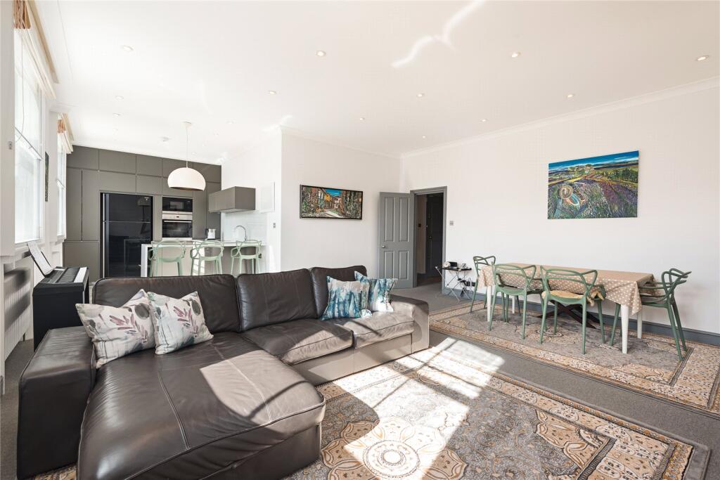 4 bed 1st Floor Flat for rent in Kensington. From Chestertons Estate Agents - South Kensington Lettings