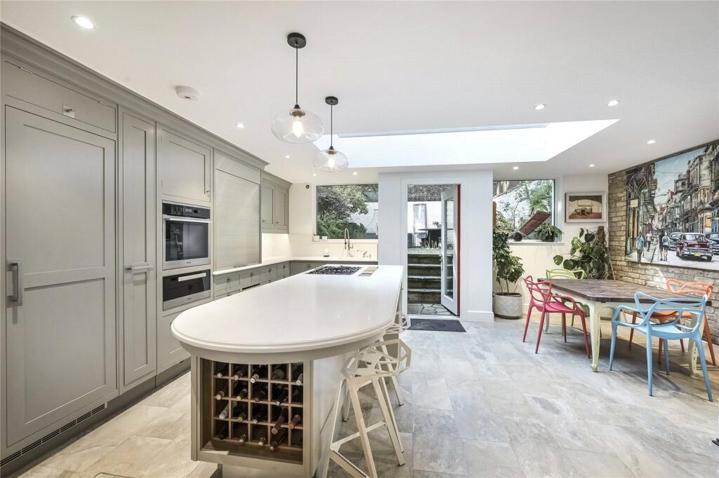 2 bed 1st Floor Flat for rent in Kensington. From Chestertons Estate Agents - South Kensington Lettings