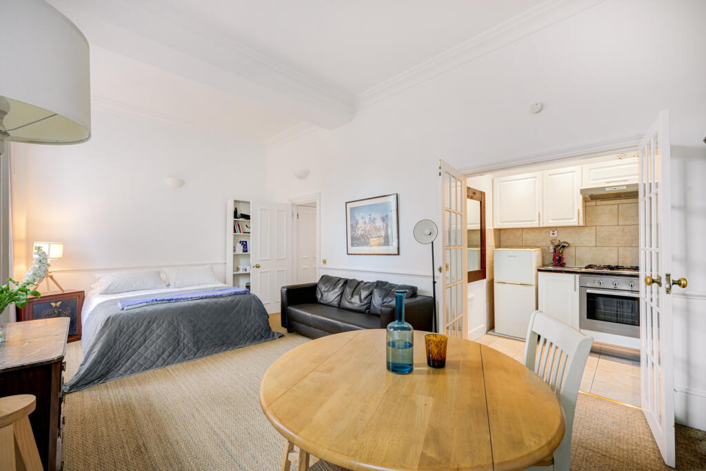 4 bed 1st Floor Flat for rent in Chelsea. From Chestertons Estate Agents - South Kensington Lettings