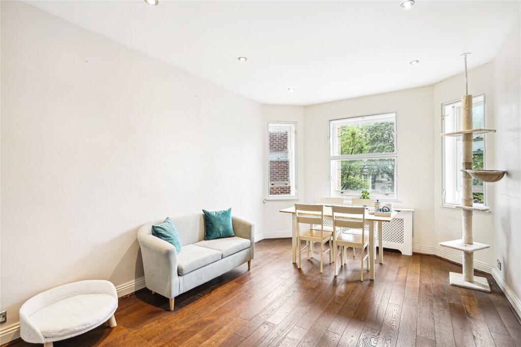 2 bed 1st Floor Flat for rent in Kensington. From Chestertons Estate Agents - South Kensington Lettings