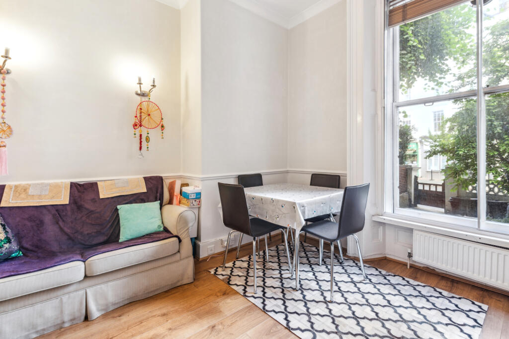 1 bed 1st Floor Flat for rent in Chelsea. From Chestertons Estate Agents - South Kensington Lettings 1 bed 1st Floor Flat for rent in Chelsea. From Chestertons Estate Agents - South Kensington Lettings