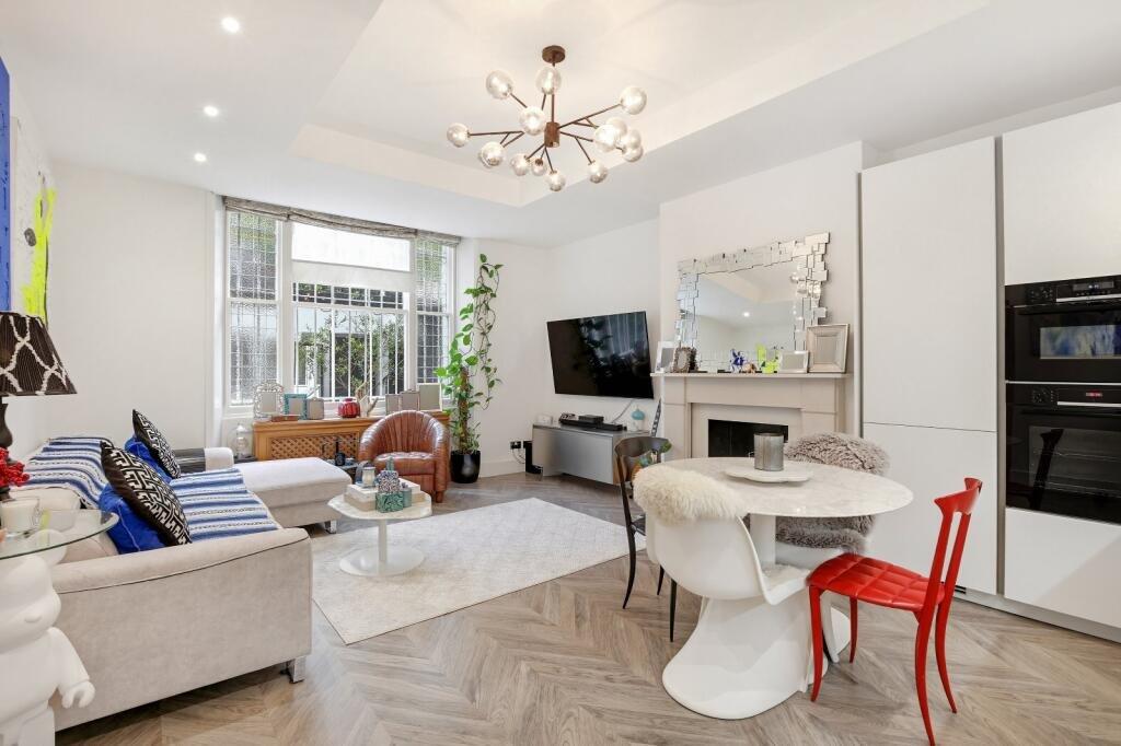 3 bed 1st Floor Flat for rent in Kensington. From Chestertons Estate Agents - South Kensington Lettings