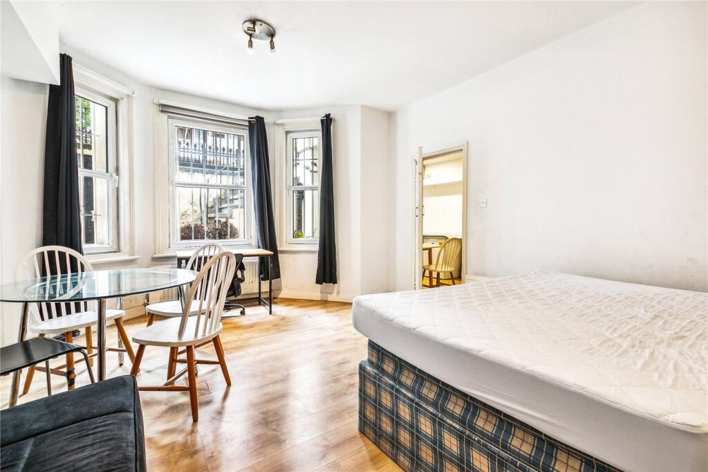 4 bed 1st Floor Flat for rent in Kensington. From Chestertons Estate Agents - South Kensington Lettings