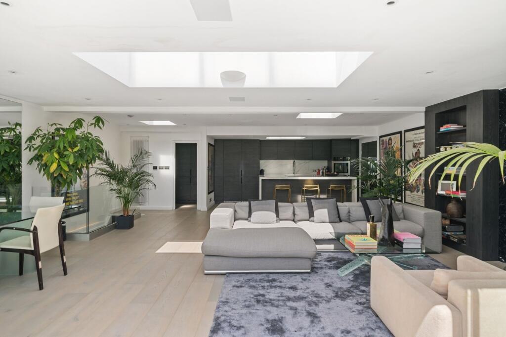 3 bed 1st Floor Flat for rent in Kensington. From Chestertons Estate Agents - South Kensington Lettings
