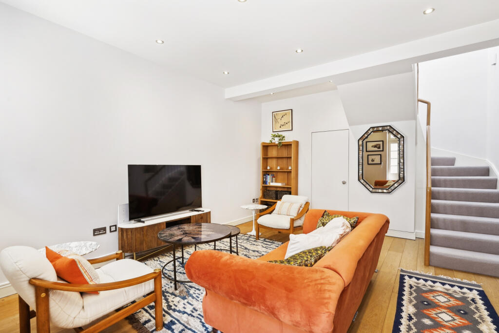 2 bed Mews for rent in Chelsea. From Chestertons Estate Agents - South Kensington Lettings 2 bed Mews for rent in Chelsea. From Chestertons Estate Agents - South Kensington Lettings