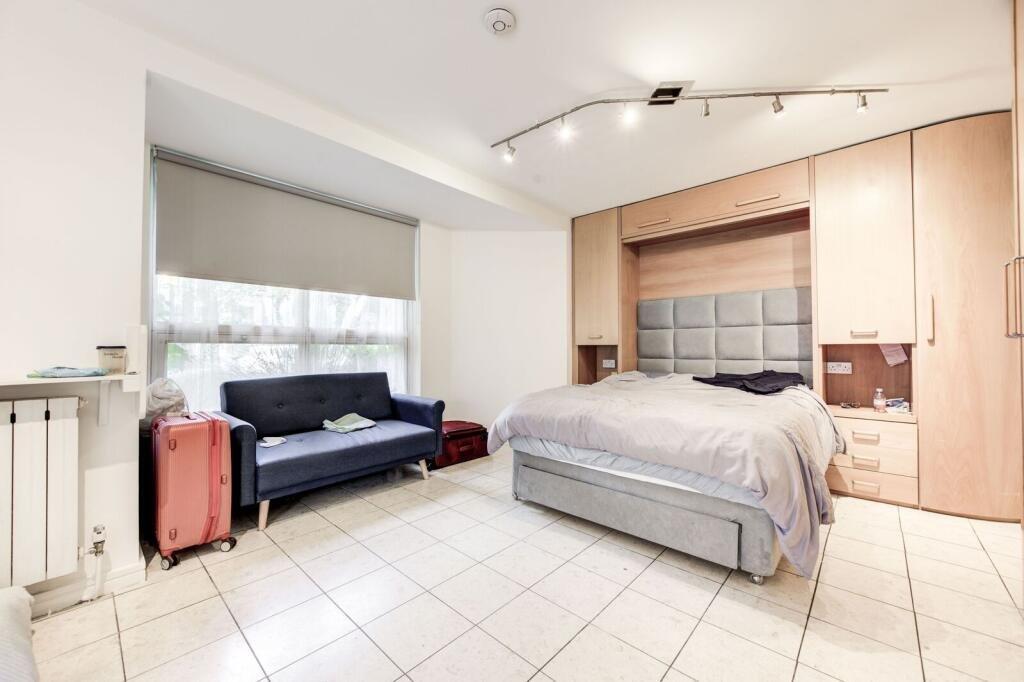 4 bed 1st Floor Flat for rent in Kensington. From Chestertons Estate Agents - South Kensington Lettings