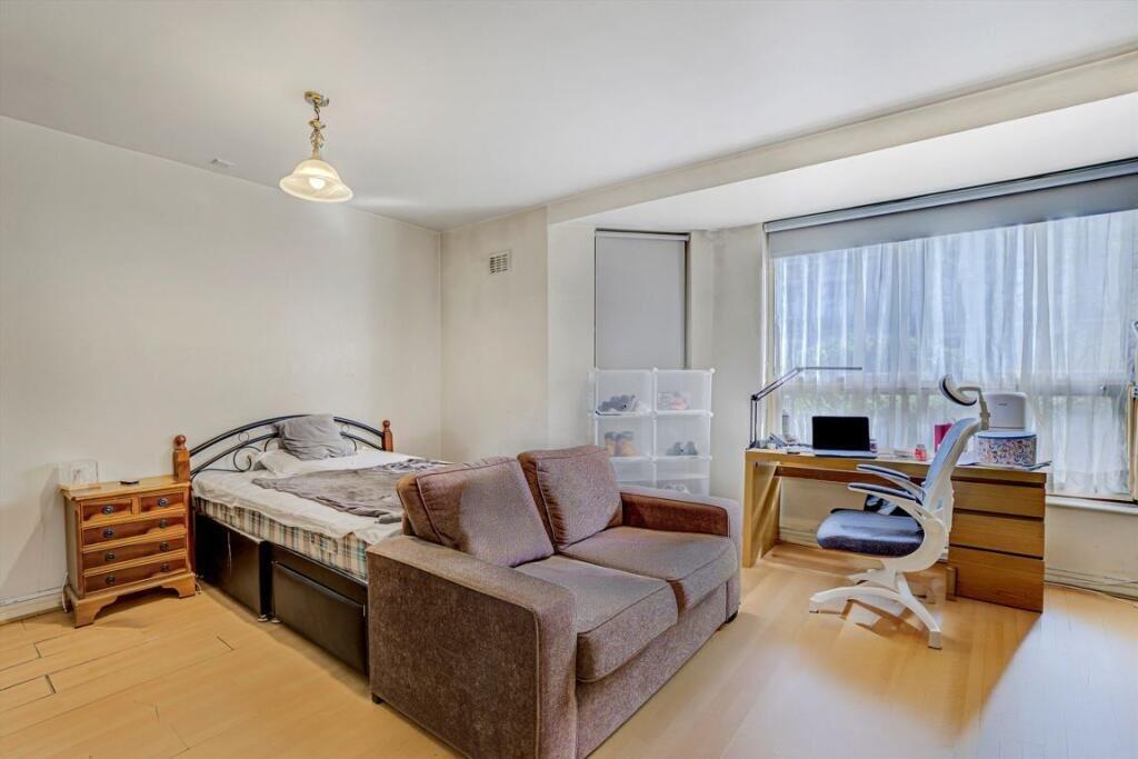 4 bed 1st Floor Flat for rent in Kensington. From Chestertons Estate Agents - South Kensington Lettings