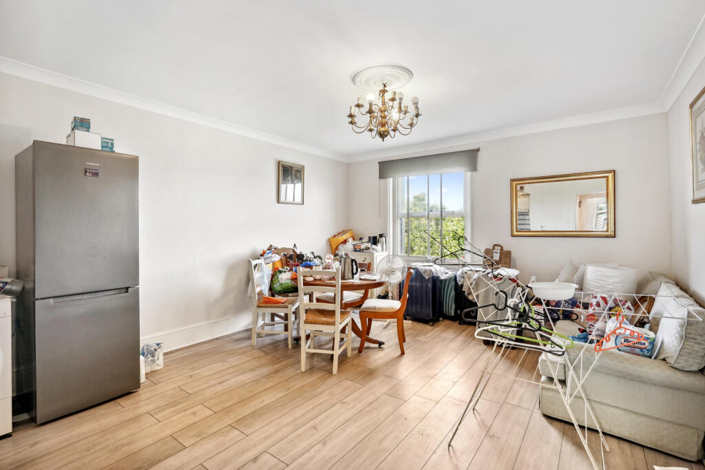 3 bed 1st Floor Flat for rent in Kensington. From Chestertons Estate Agents - South Kensington Lettings 3 bed 1st Floor Flat for rent in Kensington. From Chestertons Estate Agents - South Kensington Lettings