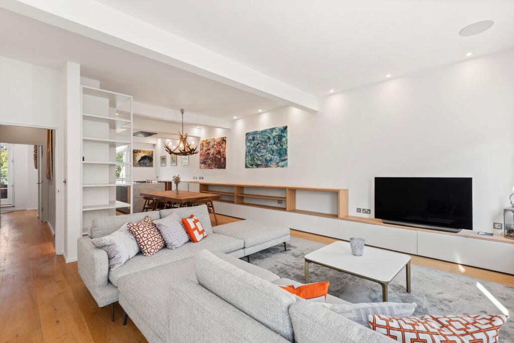 3 bed 1st Floor Flat for rent in Chelsea. From Chestertons Estate Agents - South Kensington Lettings
