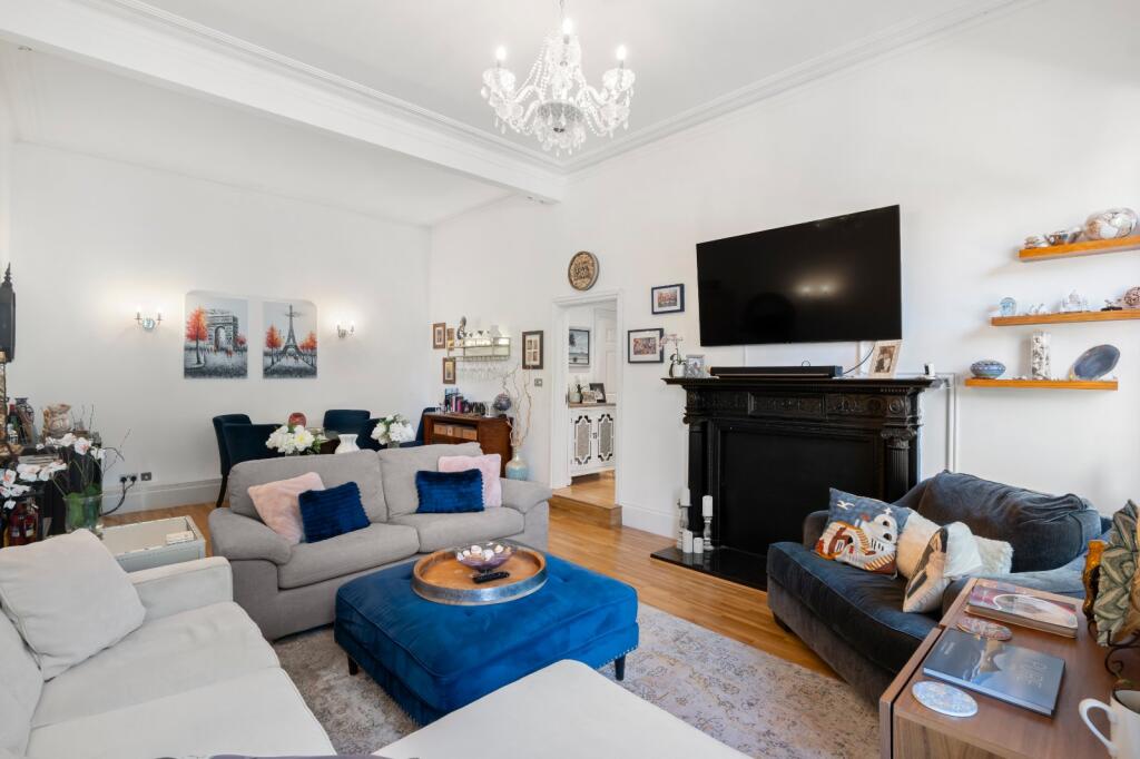 3 bed 1st Floor Flat for rent in Kensington. From Chestertons Estate Agents - South Kensington Lettings